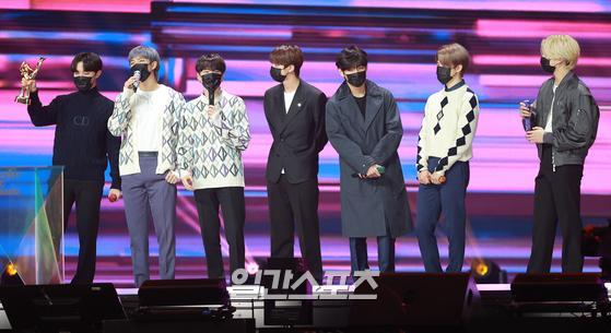 jimintoday__'s tweet photo. 제35회 골든디스크어워즈 수상소감 기사사진(1)

#BTS #방탄소년단 @BTS_twt https://t.co/UDlKv2vAEq