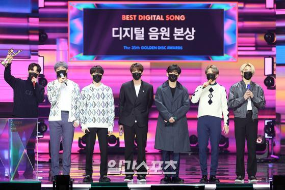 jimintoday__'s tweet photo. 제35회 골든디스크어워즈 수상소감 기사사진(1)

#BTS #방탄소년단 @BTS_twt https://t.co/UDlKv2vAEq
