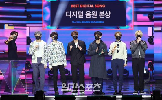 jimintoday__'s tweet photo. 제35회 골든디스크어워즈 수상소감 기사사진(1)

#BTS #방탄소년단 @BTS_twt https://t.co/UDlKv2vAEq