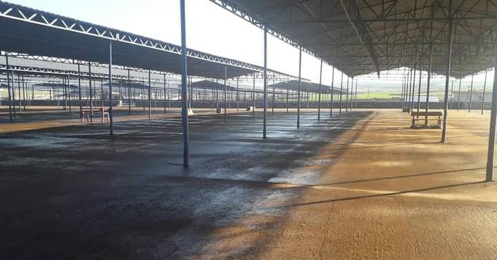 Hafta içinde binlerce vatandaşımıza hizmet veren Hayvan Pazarında hijyeni sağlamak için çalışmalara başlayan Temizlik İşleri Müdürlüğümüz,  bir yandan temizlik yapıyor bir yandan da yıkama çalışması gerçekleştiriyor.