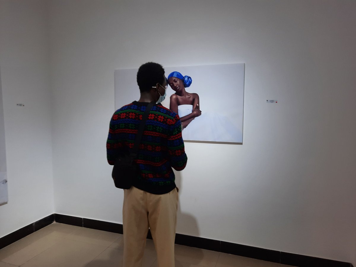 ArtBamako's tweet photo. #BAGexpose
Exposition de l'inter Biennale de la photographie, les visites sont en cours jusqu’au 15 Janvier.
Faites-y un tour chers fidèles amoureux de l'art, notre art advisor se fera un plaisir de vous accueillir ! 🙂
#artcontemporain #photographie
#contemporaryafricanart https://t.co/Pg28xQZK4S