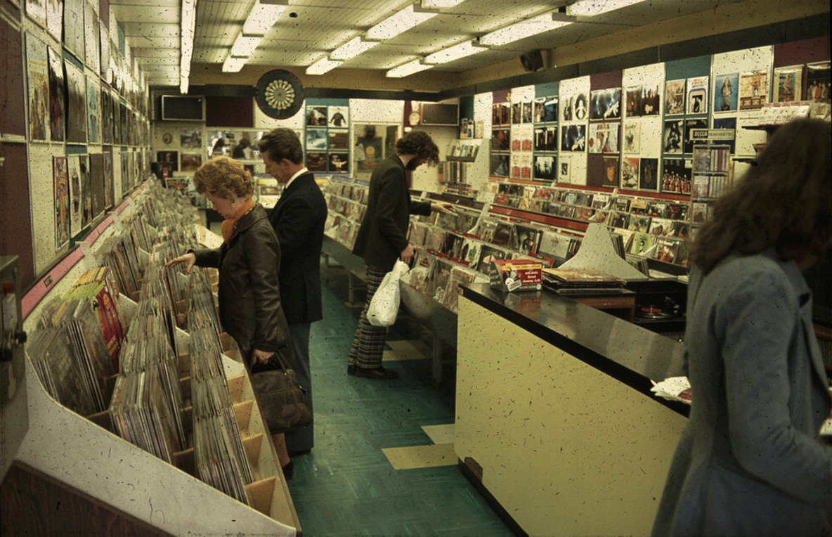 ahnmur's tweet photo. #TodayinVR I sampled albums in a record shop, where I made a new friend from the opposite side of the world (it was midnight for me in Ontario and 1pm for him in Singapore). This is exactly the kind of energy I needed on this Friday night in lockdown. https://t.co/aiJ77sm6aT