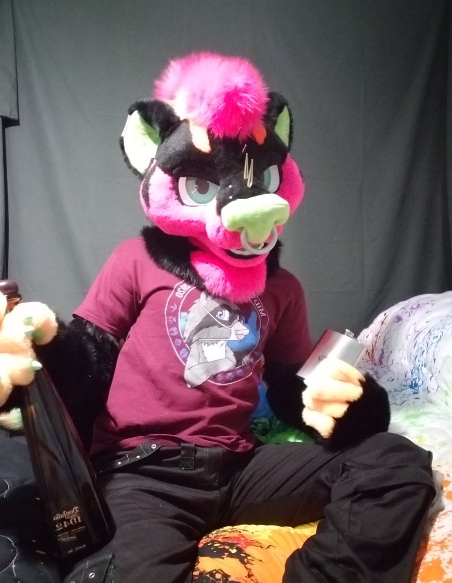 Toxarali's tweet image. I aint no small boi i like to drink and I like to party! What you see is what you get!
Got my don Julio. My mff 2020 shirt and my mff flask! Bought a month ago!
@furfest @lemonbrat #furfest #mff2020 #lemonbrat #FursuitFriday