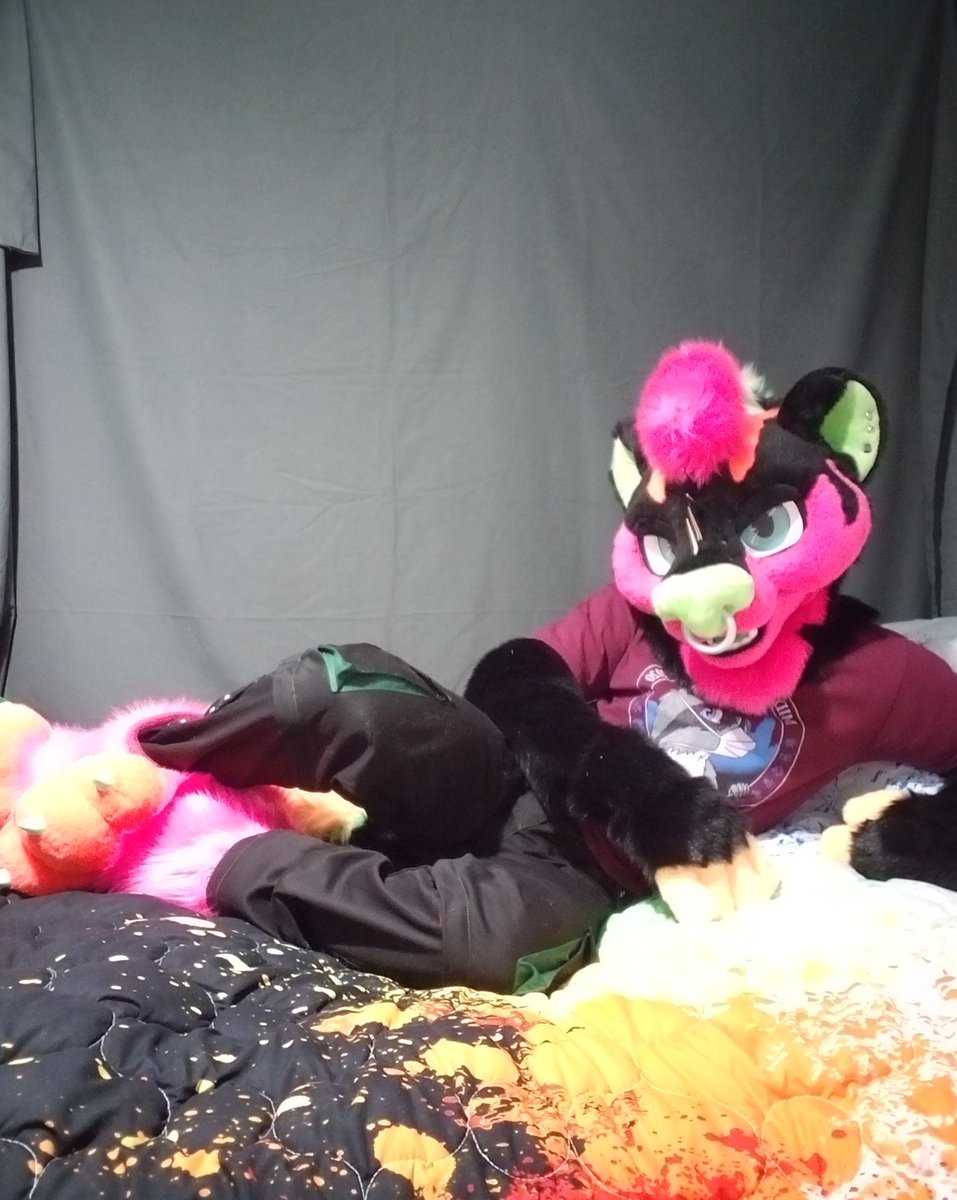 Toxarali's tweet image. I aint no small boi i like to drink and I like to party! What you see is what you get!
Got my don Julio. My mff 2020 shirt and my mff flask! Bought a month ago!
@furfest @lemonbrat #furfest #mff2020 #lemonbrat #FursuitFriday