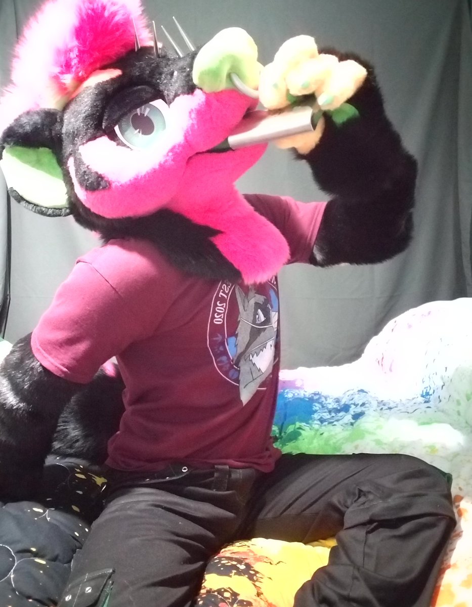 Toxarali's tweet image. I aint no small boi i like to drink and I like to party! What you see is what you get!
Got my don Julio. My mff 2020 shirt and my mff flask! Bought a month ago!
@furfest @lemonbrat #furfest #mff2020 #lemonbrat #FursuitFriday