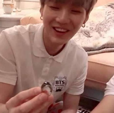 V4NTEKOO_'s tweet photo. Yoongi proposed to you, the last emoji u used is ur reaction what is it? 👀 https://t.co/jabBuKeslj