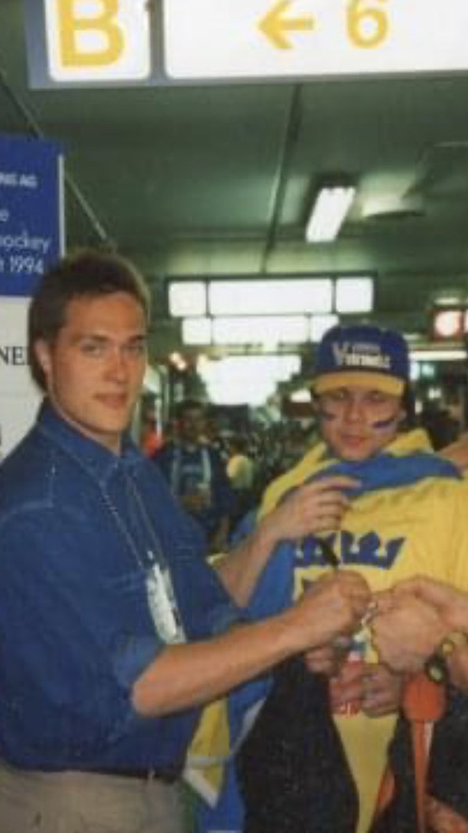 MatteRosengren's tweet photo. Mötte en väldigt trevlig finsk hockeyspelare i Milano en gång 👍🏻 #teemuselänne https://t.co/GMKYC4eT4A