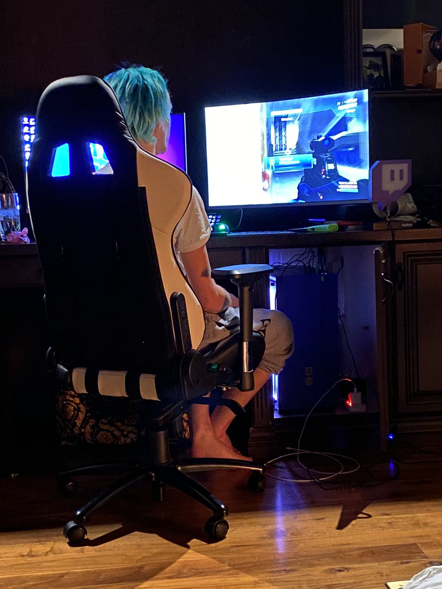 JessicaBlevins's tweet photo. Late night Halo 3. Got him back on the sticks for a minute :) https://t.co/hLdb8ygxN3