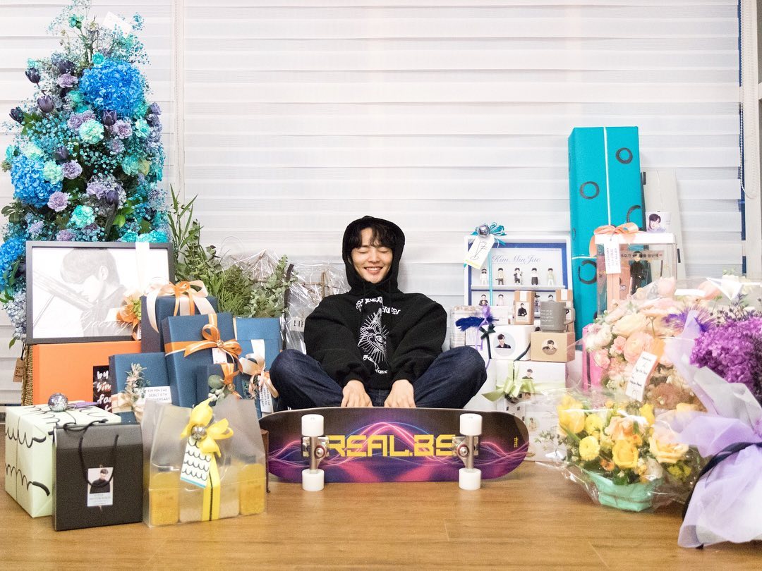 Binjaeee_'s tweet photo. Happy 6th debut #KimMinJae ❤ https://t.co/muoObQgpdd