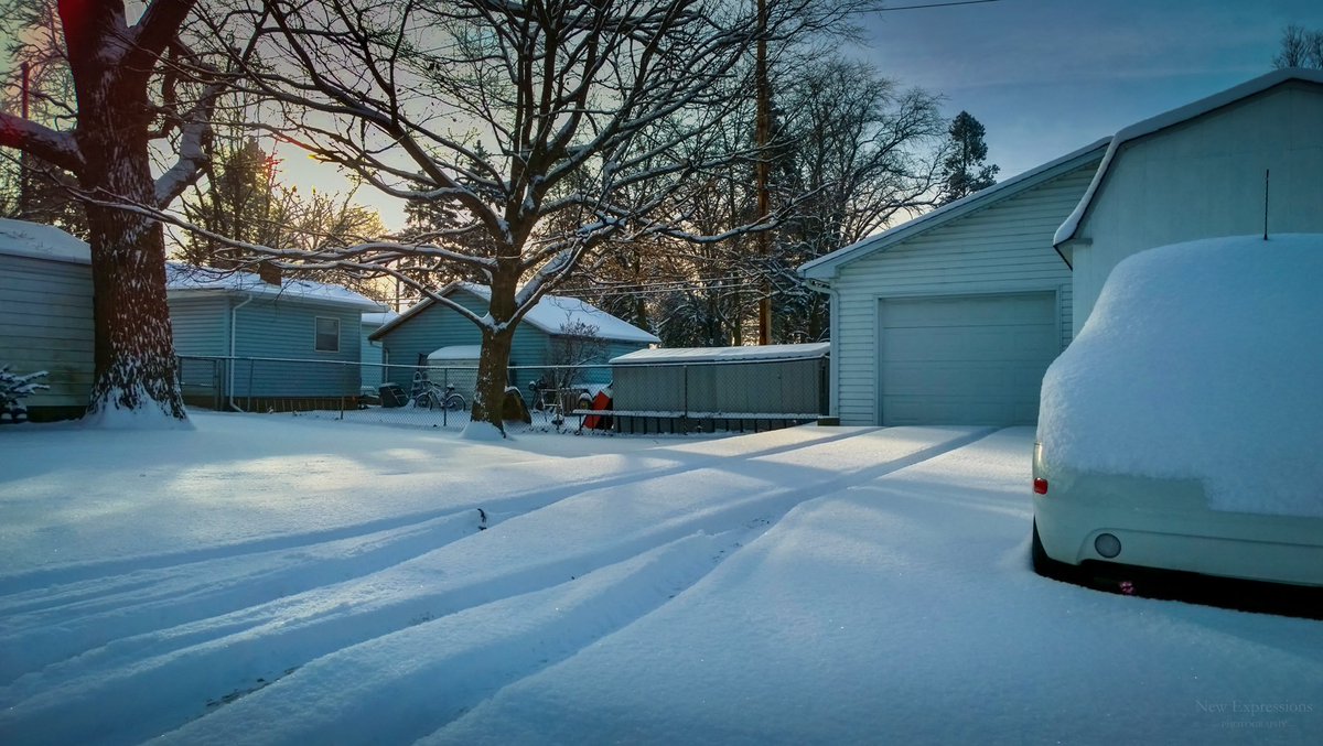 A winter's dawn.

#winter #dawn #snow #sunrise #january #photography #vwbeetle #quiet #peace #photographyeveryday #illinoisphotographer #weather @ZEISSLenses