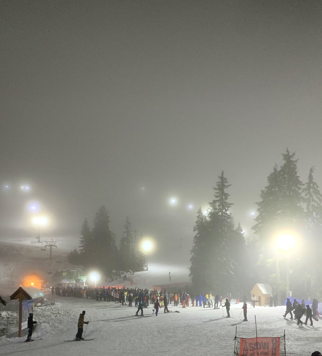 dianadeguzmann's tweet photo. Massive line up to lion’s express chairlift— over 45 minute wait #notfun #cypress #cypressmountain #vancouver #bc #ski #snowboard https://t.co/TbqBE1U7PG