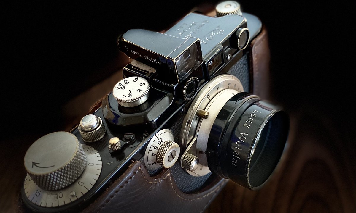 leica0726's tweet photo. 最近ずっと掌中にある。
FLQOOは暫く先だろうけど、FISONでもこのDⅢとWEISUとニッケルエルマーのブラックペイントとニッケルと銀象嵌の競演は十分過ぎるくらい堪能出来る🎵
#バルナックライカ
#ライカd3
#ニッケルエルマー
#WEISU
#FISON
#象嵌
#ライカ
#エルンストライツ
#ブラックペイント https://t.co/nQKEyvakHg