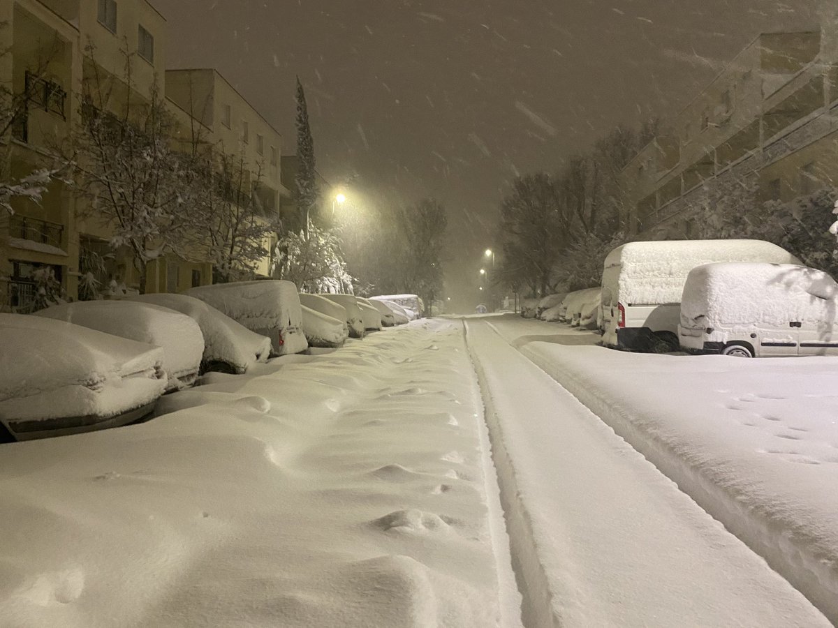 Pedro_delcura's tweet photo. #Rivas amanece con medio metro de nieve. Imposible la movilidad. Hemos solicitado apoyo @UMEgob para habilitar accesos de emergencias. El metro está operativo pero inaccesible en vehículo. https://t.co/MnLFtMPdTi