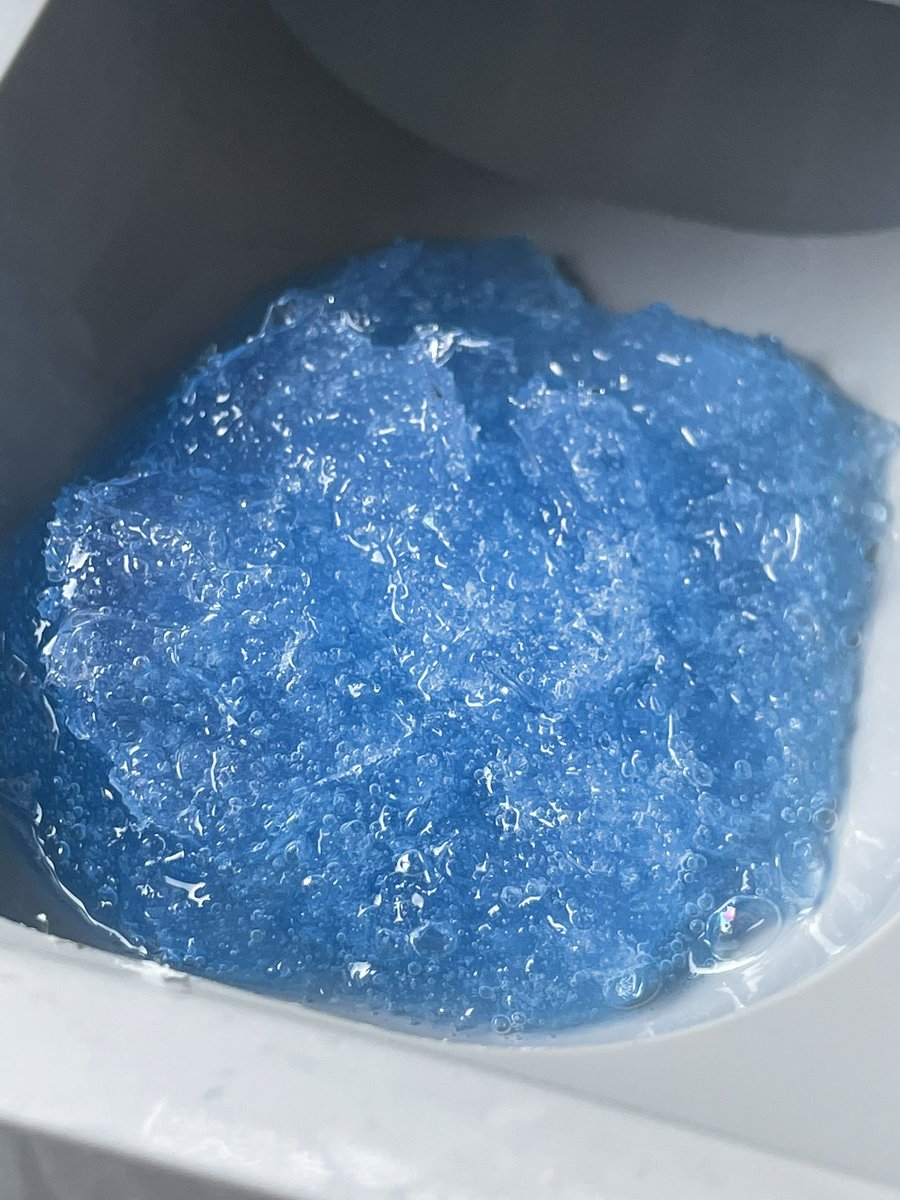 최강한파로 파워에이드 슬러쉬가 되어버린 세탁용 세제. 뒤집어도 안 나오길래 꽝꽝 때려서 간신히 부음