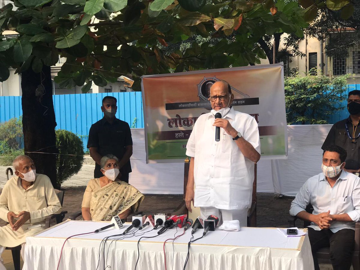 PawarSpeaks's tweet photo. यवतमाळमधले बाळासाहेब सरोदे हे देखील त्याकडे आकर्षिले गेले. त्यांनी साधी राहणी, स्पष्ट आणि निर्मळ विचार हे गुण आयुष्यभर जपले. तुरूंगात खितपत पडलेल्या कैद्यांमध्ये चांगल्या विचारांची पेरणी होऊन त्यांचे जीवन पुन्हा उभे राहावे, असे अनेक मौलिक विचार त्यांनी मांडले. https://t.co/va5F3303Q8