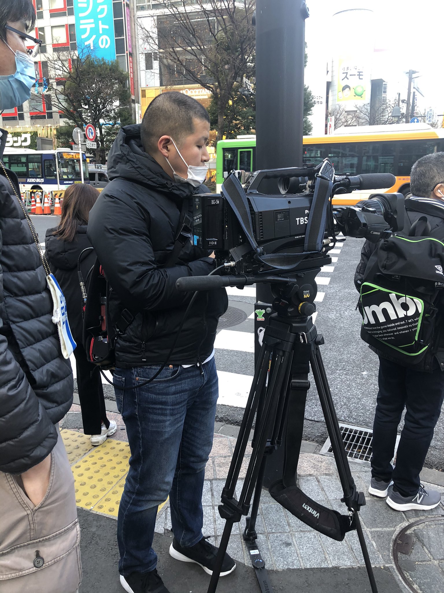 うらら 渋谷のスクランブル交差点 Tbsのカメラクルーが青信号になる直前割り込んできて撮影してる めちゃくちゃ邪魔 ソーシャルディスタンスどころじゃないことしてるの そっちでしょ T Co Mc9isp3je3 Twitter