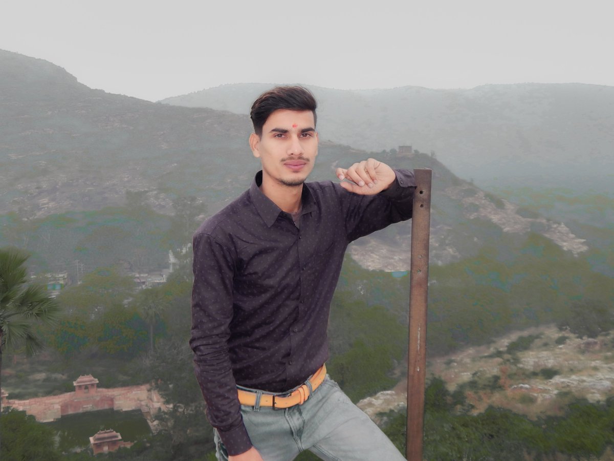 pin2jee's tweet photo. उड़ने दो मिट्टी को आखिर कहाँ तक उड़ेगी
हवाओं ने जब साथ छोड़ा तो, आखिर जमीन पर ही गिरेगी
माना कि औरों की मुकाबले, कुछ ज्यादा पाया नहीं मैंने
लेकीन–खुश हूं कि—-खुद गिराया संभलता रहा
किसी को गिराया नही मैंने
#pin2jee https://t.co/LvKV0YLGa2