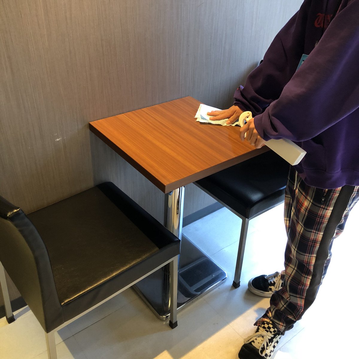 _Noahstudio_'s tweet photo. ノアスタジオ新宿店ではアルコールによる消毒をこまめに行っております。
ドアノブ等はもちろん、ロビーのテーブルや椅子も消毒を行っておりますので安心してご利用くださいませ🌈

#ノアスタジオ #新宿 #ダンス #スタジオ https://t.co/mYdgxg2DVf