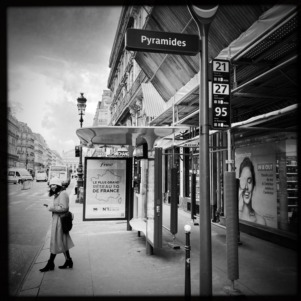 jeanfidu94's tweet photo. Parisienne attendant son bus #paris #ratp #bus #bustation #bnwphotography #bnw_addicted #bnwmood #streetphotography #parisian #pyramides https://t.co/a6fO9bOqya