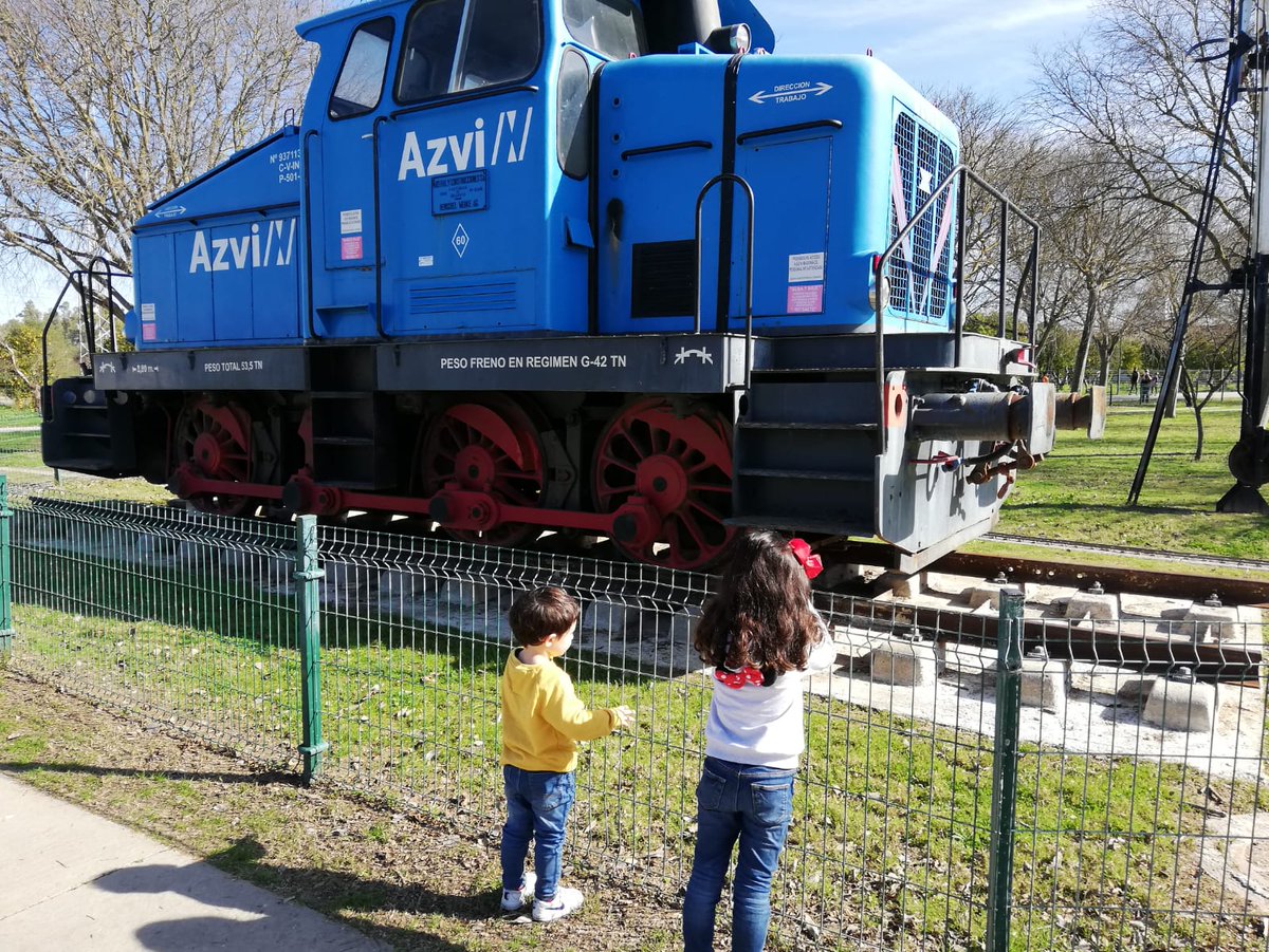 ParqueAlamillo's tweet photo. ¿Sabias que en #ParqueAlamillo hay una antigua locomotora ?Es un modelo Henschel, de 4,25 metros de alto y 10,40 de longitud, que estuvo operando en el @PuertoDeSevilla a finales de los 60. 
+INFO: https://t.co/gQcQ27ZCBP  
👉Entrando por la puerta norte
@infoasaf @FomentoAND https://t.co/cZDlyuPEKy
