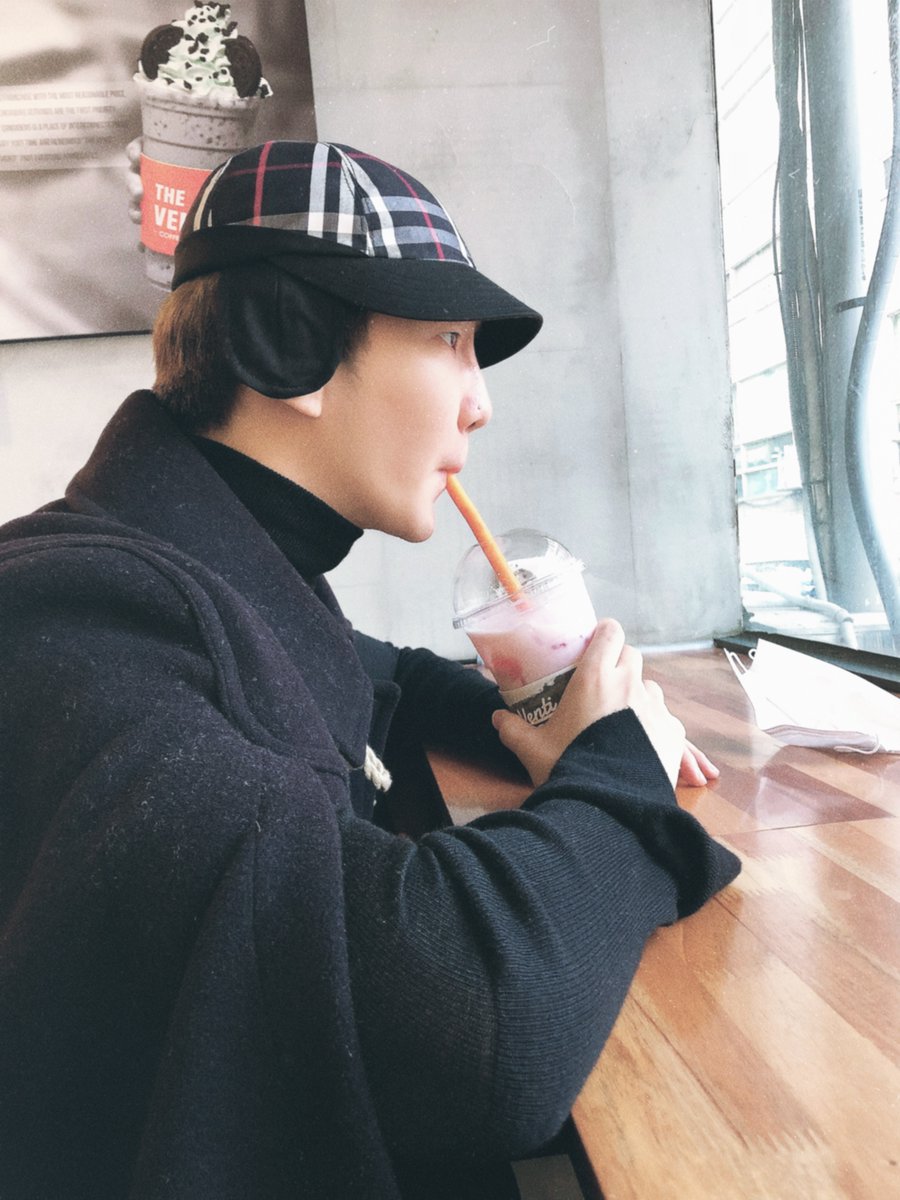 [🕓REPL4Y_WINNER🕓] 오늘 체감온도가 무려 영하 20도를 넘나든다고 하던데요. 모두 추위에 잘 대비하고 계신지 궁금하네요! #엌추워🙃🙂 를 연발하며 어느 겨울의 딸기를 만끽하시던 #이선생녬 이 생각나는 날 입니다! #욤뇸뇸

#WINNER #위너 #4OURCIRCLE #REPL4Y_WINNER #WINNERCITY