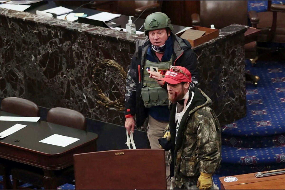 Air Force vet identified as rioter with zip ties during Capitol siege trib.al/GzLma14