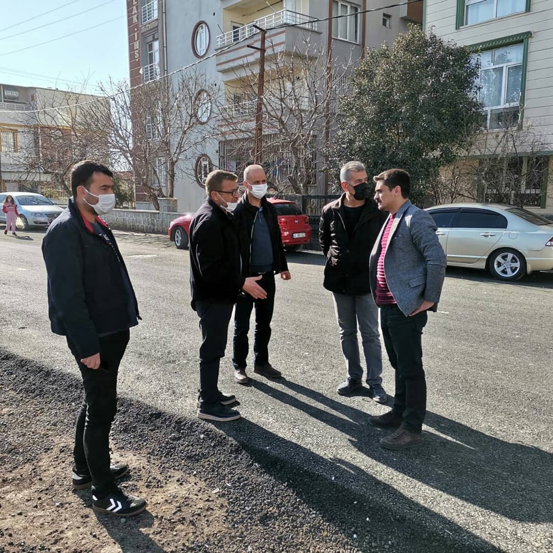 siverek_bld's tweet photo. Yol onarım çalışmaları biten alanlarda refüj ve kaldırım çalışmalarını başlatmak ve sorunları yerinde görmek amacıyla Fen İşleri Müdürlüğümüz, Büyükşehir Belediyesi ekipleriyle birlikte sahada incelemelerde bulunuyor. https://t.co/XOEVcS8Lq0