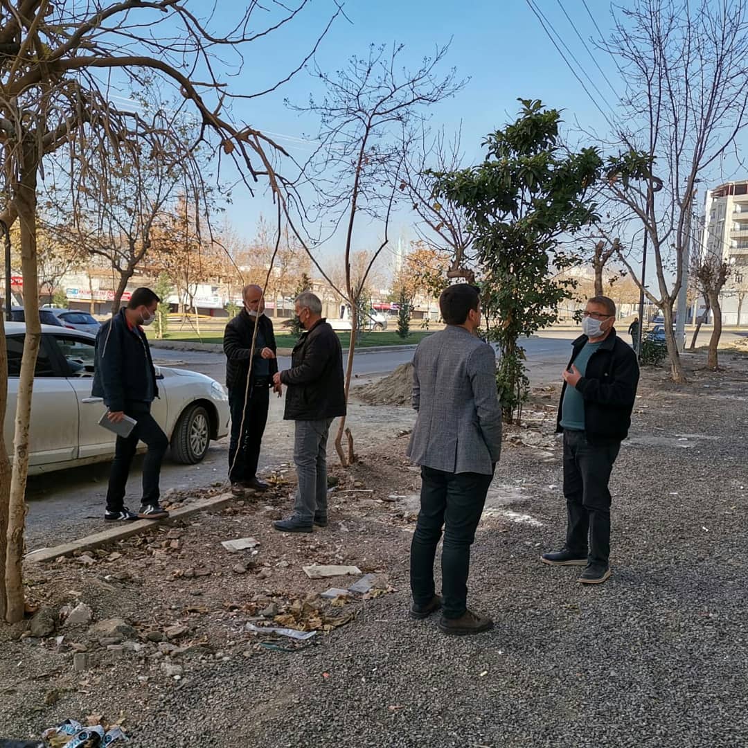 siverek_bld's tweet photo. Yol onarım çalışmaları biten alanlarda refüj ve kaldırım çalışmalarını başlatmak ve sorunları yerinde görmek amacıyla Fen İşleri Müdürlüğümüz, Büyükşehir Belediyesi ekipleriyle birlikte sahada incelemelerde bulunuyor. https://t.co/XOEVcS8Lq0