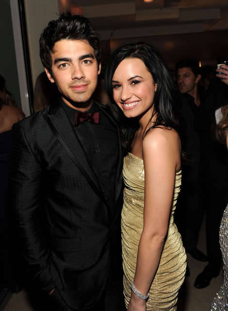 Joe and Demi announce that they’re dating only in 2010. They’re spotted at events (f.e. Kids Choice Awards), dates, photoshoots, on the JONAS LA set, basically everywhere.