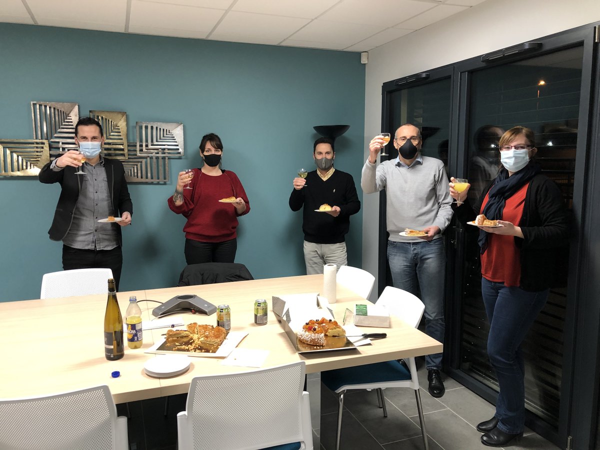 Desk_4_Work's tweet photo. Moment de partage pour finir la semaine.
Bienvenue à Cyril Boissier (CompuGroup Medical France) et Elise VIEL (ORIENT'ACTION®) qui nous ont rejoint à Desk4Work. 
Meilleurs veux 2021 ! https://t.co/GZWFNRlkRD
