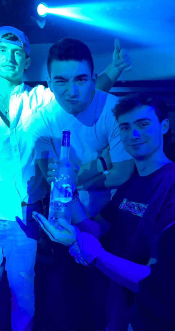 BadgersBlue's tweet photo. The Celebration Tour continues! Second destination sponsored by the Grey Goose Geese! #BadgersInMiami @TheLeagueFBall https://t.co/SG7Xrp2Xzl