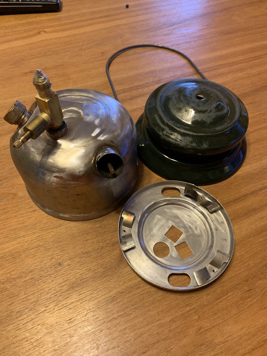 CampFitt's tweet photo. ガソリンランタンカスタマイズ
タンクの塗装は薬剤とスクリューでどうにかなったけど、リフレクターの塗装は厚い。。。
明日、グラインダーで最低でも足つけまではやらないと塗装出来ない。
#ソロキャンプ　#コールマンランタンカスタマイズ #親父キャンプ https://t.co/c3Ii1zWmNa
