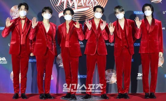 theseoulstory's tweet photo. 📸 MONSTA X &amp; ITZY at the red carpet of '35th Golden Disc Awards' today 🌟 https://t.co/9WcVVco3Xb