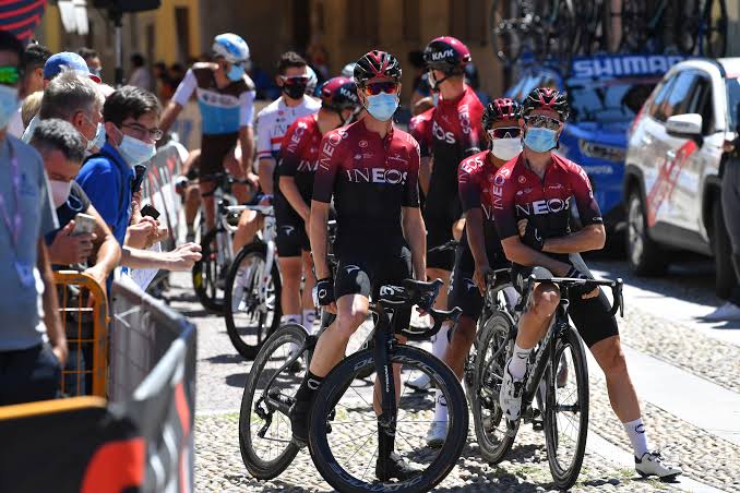 Ada yang duduk di saddle gak? Ya gak ada karena gak mungkin berhenti duduk di saddle! Kecuali gambar ke-2 yang paling belakang soale tangane pancikan pager deloken wae.