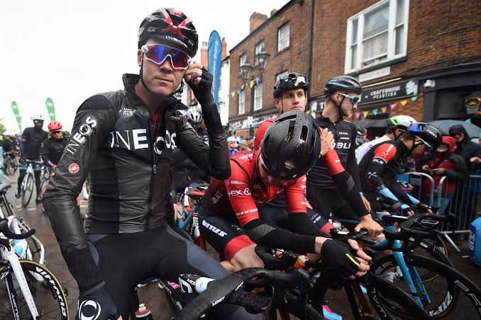 Ada yang duduk di saddle gak? Ya gak ada karena gak mungkin berhenti duduk di saddle! Kecuali gambar ke-2 yang paling belakang soale tangane pancikan pager deloken wae.