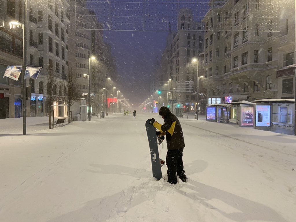 AimarBretos's tweet photo. Salgo de la radio... y ya no sé si son alucinaciones por el cansancio o hay un tipo haciendo snowboard por la Gran Vía https://t.co/UPB2SvJB1n