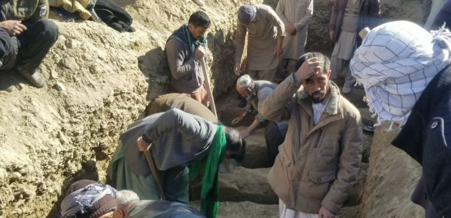 ShiiteMedia's tweet photo. کوئٹہ: سانحہ مچھ کے شہدا کیلئے ہزارہ قبرستان میں تدفین کی تیاریاں, میتیں امام بارگاہ ولی العصر سے لائی جائیں گی. 
 
#HazaraLivesMatter 
#ShiaGenocide https://t.co/AjGhrduqbs
