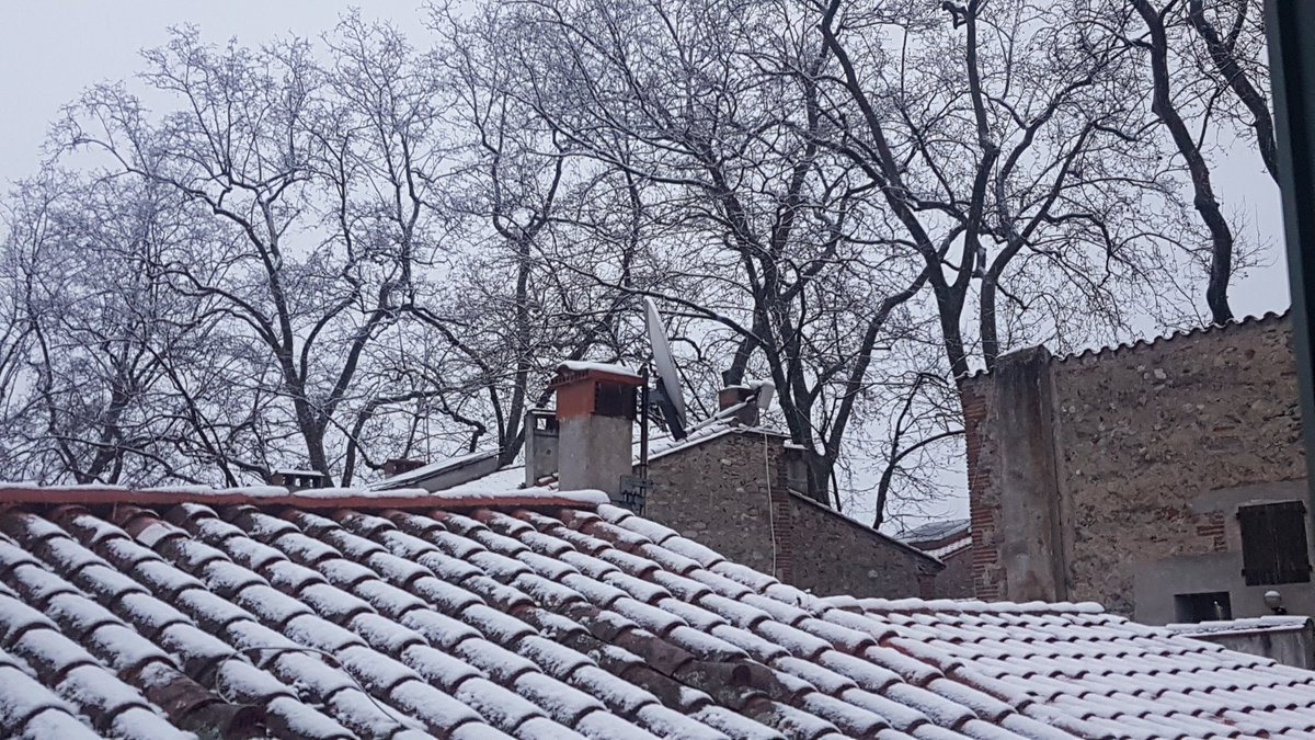 Bon, à #Céret  la #neige ne tient pas encore au sol mais ça commence à être joli sur les toits.