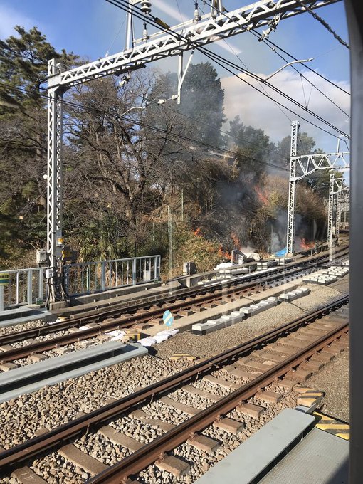 火事 東急東横線 沿線火災で運転見合わせ 線路脇で燃えてるヤバイ 場所は 多摩川駅 新丸子駅間 Matomehub まとめハブ