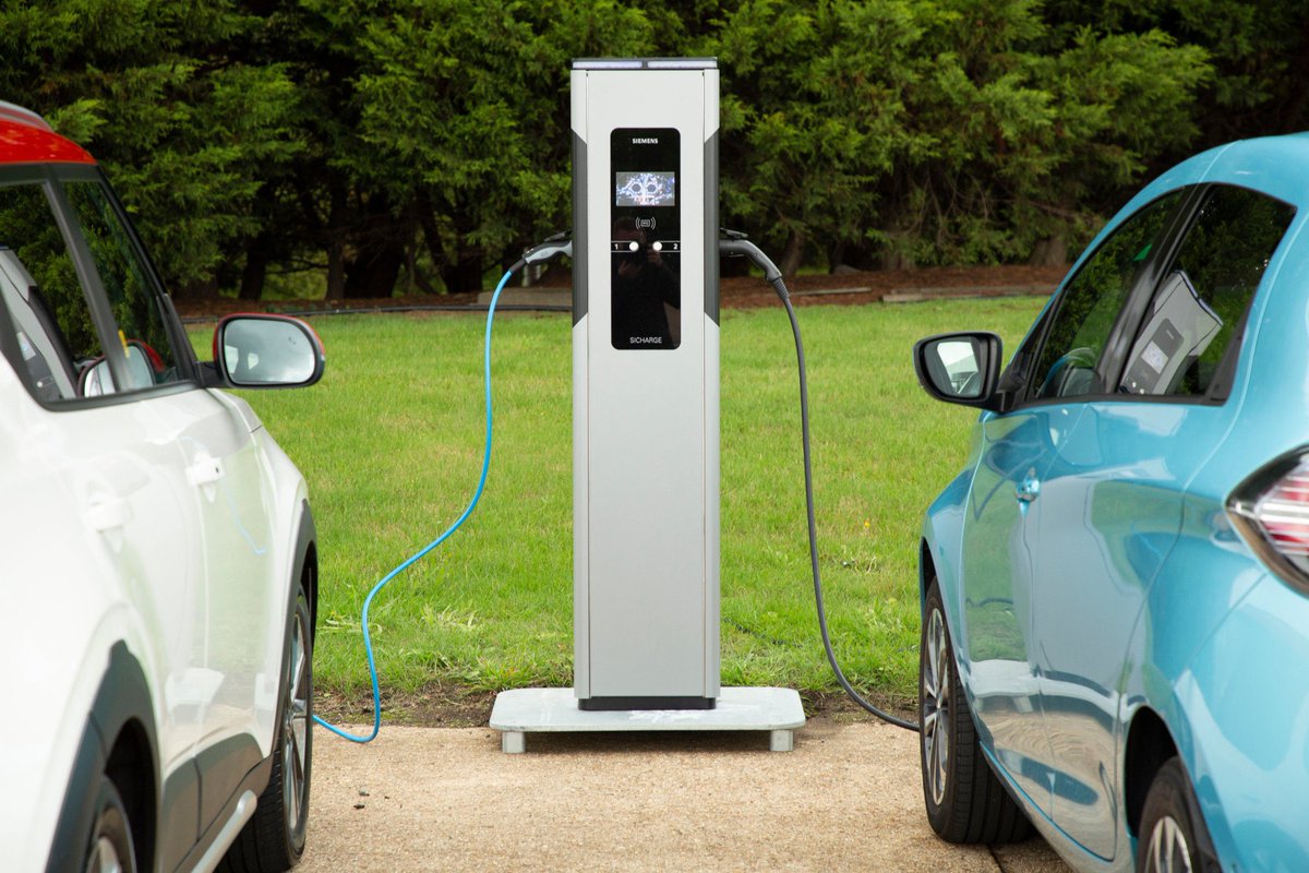 Best-ever year for electric cars with battery and plug-in hybrid vehicles market share up to 10.7%.

Investment in charging infrastructure and battery gigafactories now essential to reboot industry and meet post-Brexit electrification challenge.

smmt.co.uk/2021/01/uk-aut…