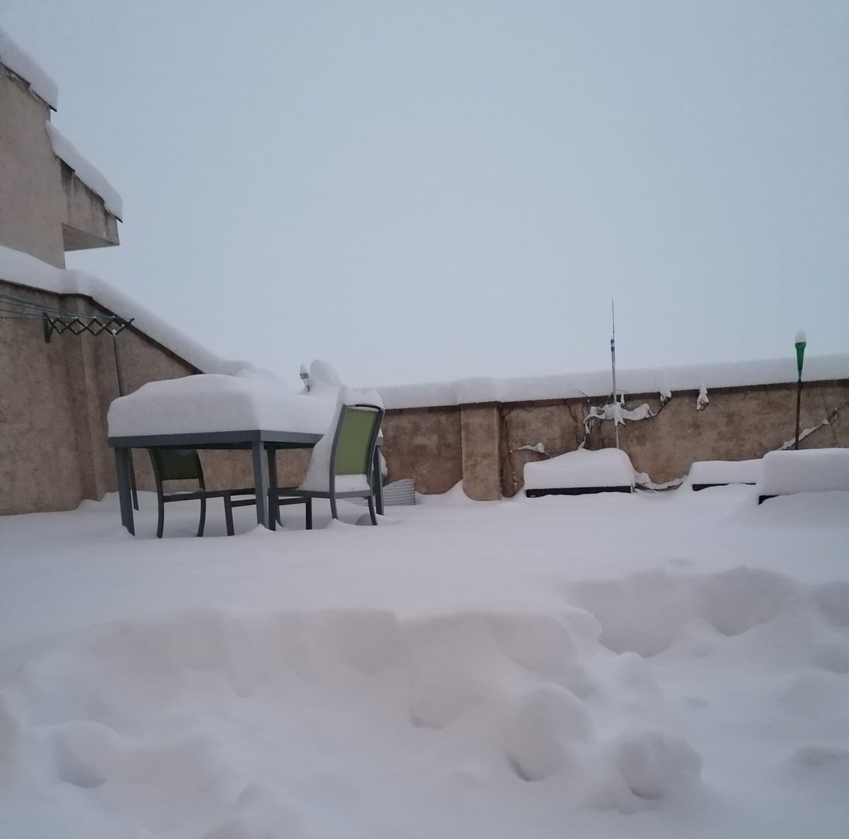 Martaprat6's tweet photo. La Neu invaeix la Terra Alta.
Ja portem 25 cm a Horta de Sant Joan
@eltempsTV3 
#meteocatneu 
#324eltemps https://t.co/0aMahR7CgO