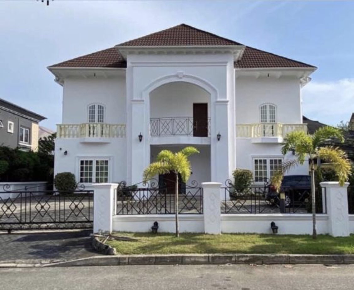 loft_code's tweet image. Partly furnished fully automated 5 Bedroom detached house with 2 rooms bq, study room and a cinema room on 800 sqm in Calton Gate Estate, off Chevron, Lekki.

Price: N350m
info@theloftcode.com
0805 708 1122, 0902 758 6630
#loftcode #lekki #lagos #home #lagos #realestate