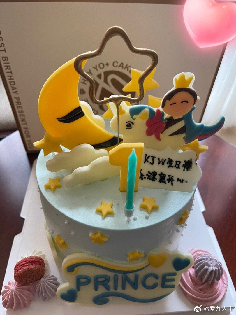 jungwooallday's tweet image. 210109 Jungwoo Yizhiyu video call fansign

Jungwoo’s wearing a turtleneck today!! 🥰

OP celebrated Jungwoo’s birthday in advance with him and he actually sang Happy Birthday to himself in chinese but OP forgot to record it 😭

cr. 爱九人士

#정우 #JUNGWOO