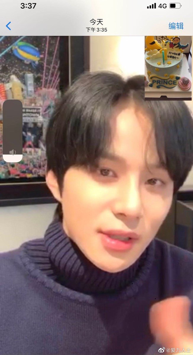 jungwooallday's tweet image. 210109 Jungwoo Yizhiyu video call fansign

Jungwoo’s wearing a turtleneck today!! 🥰

OP celebrated Jungwoo’s birthday in advance with him and he actually sang Happy Birthday to himself in chinese but OP forgot to record it 😭

cr. 爱九人士

#정우 #JUNGWOO