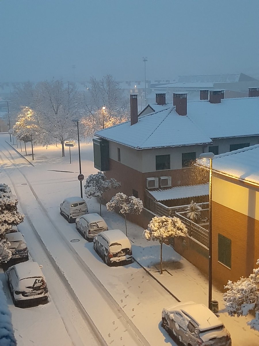 gunner41_'s tweet photo. #NieveZGZ #Zaragoza #Nieve

Así se encuentra el Barrio de Santa Isabel a las 8:30 am https://t.co/zDTlf1omxG