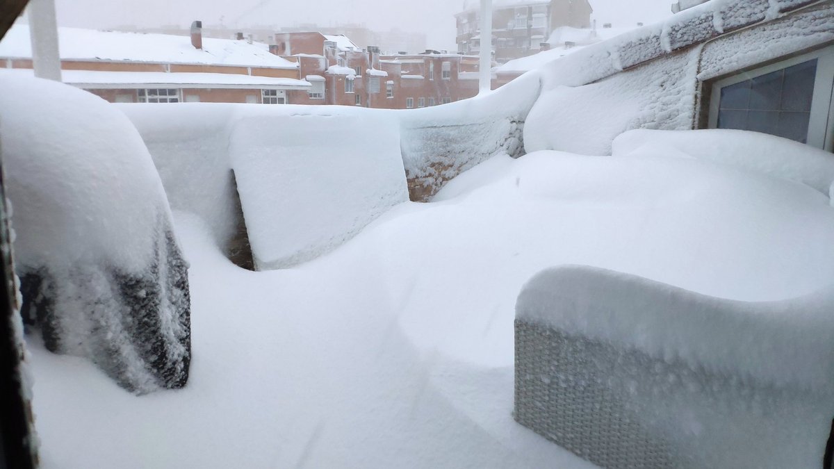 Nurich8's tweet photo. Increíble la nieve acumulada en la terraza #Alcorconnevadaenero21 #Filomena #Madrid @Hardcorcon https://t.co/2r3GE2K1FM