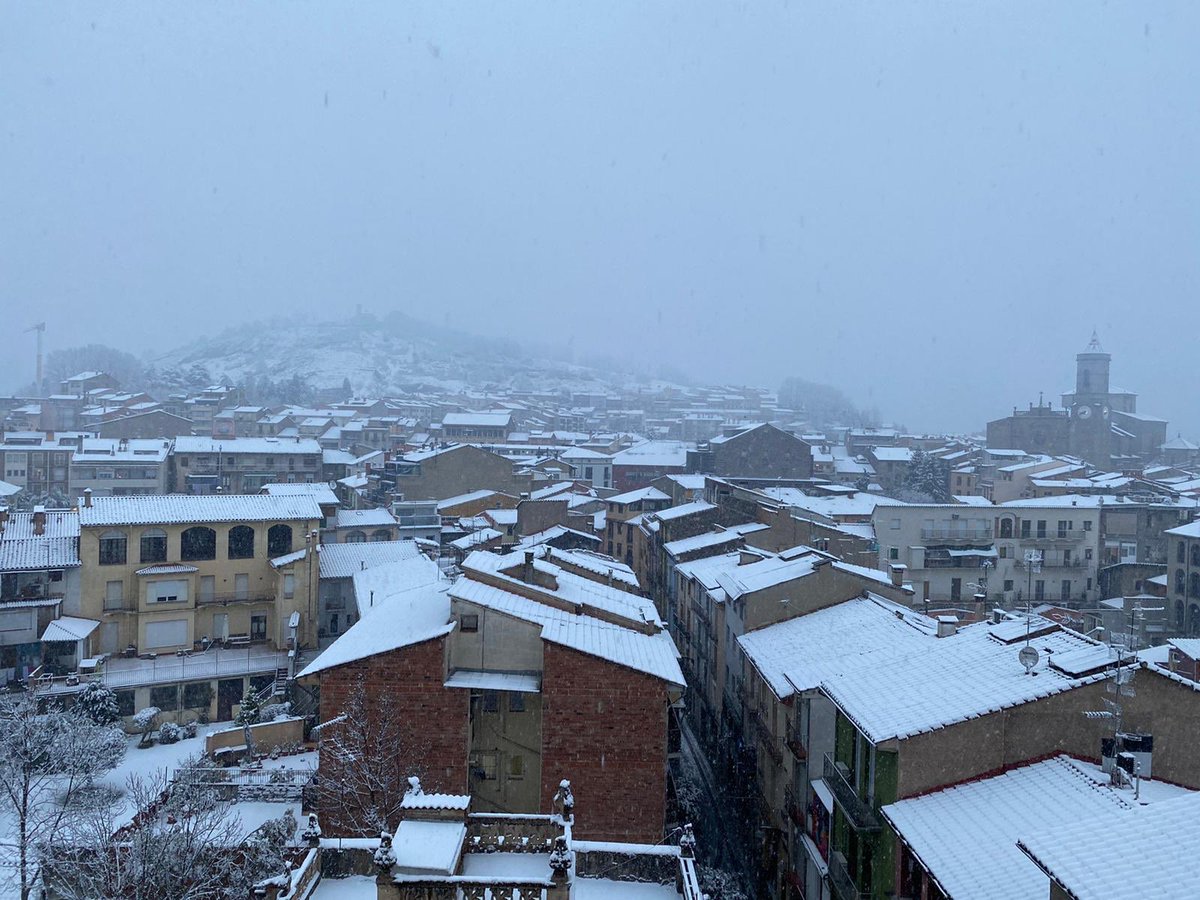 Radiolot's tweet photo. 📸 Així es desperta #Olot i la #Garrotxa!

Utilitza l’etiqueta #NevadaRadiolot amb les teves fotografies. Recollirem les millors imatges

#Filomena #Neu https://t.co/iBnHNcDuAl