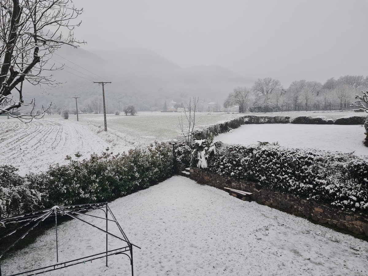Radiolot's tweet photo. 📸 Així es desperta #Olot i la #Garrotxa!

Utilitza l’etiqueta #NevadaRadiolot amb les teves fotografies. Recollirem les millors imatges

#Filomena #Neu https://t.co/iBnHNcDuAl