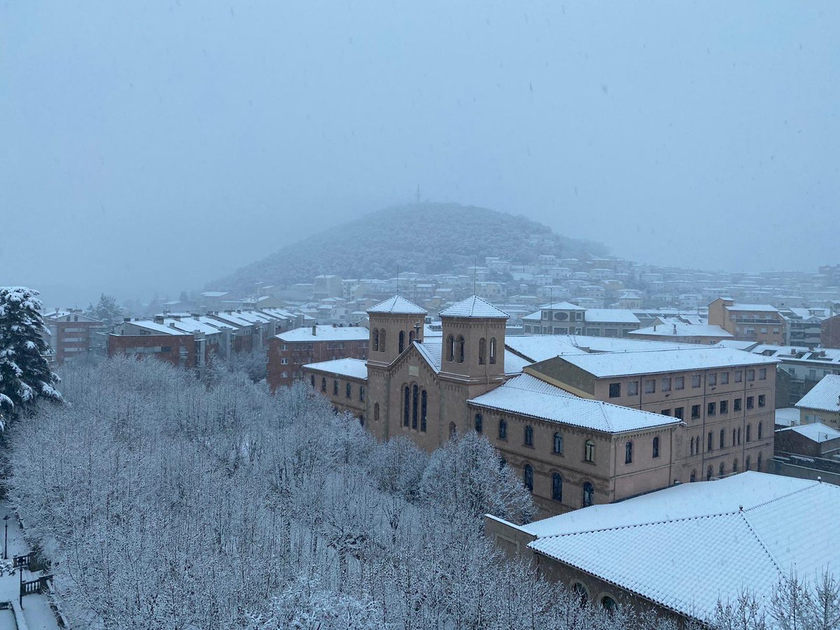 Radiolot's tweet photo. 📸 Així es desperta #Olot i la #Garrotxa!

Utilitza l’etiqueta #NevadaRadiolot amb les teves fotografies. Recollirem les millors imatges

#Filomena #Neu https://t.co/iBnHNcDuAl