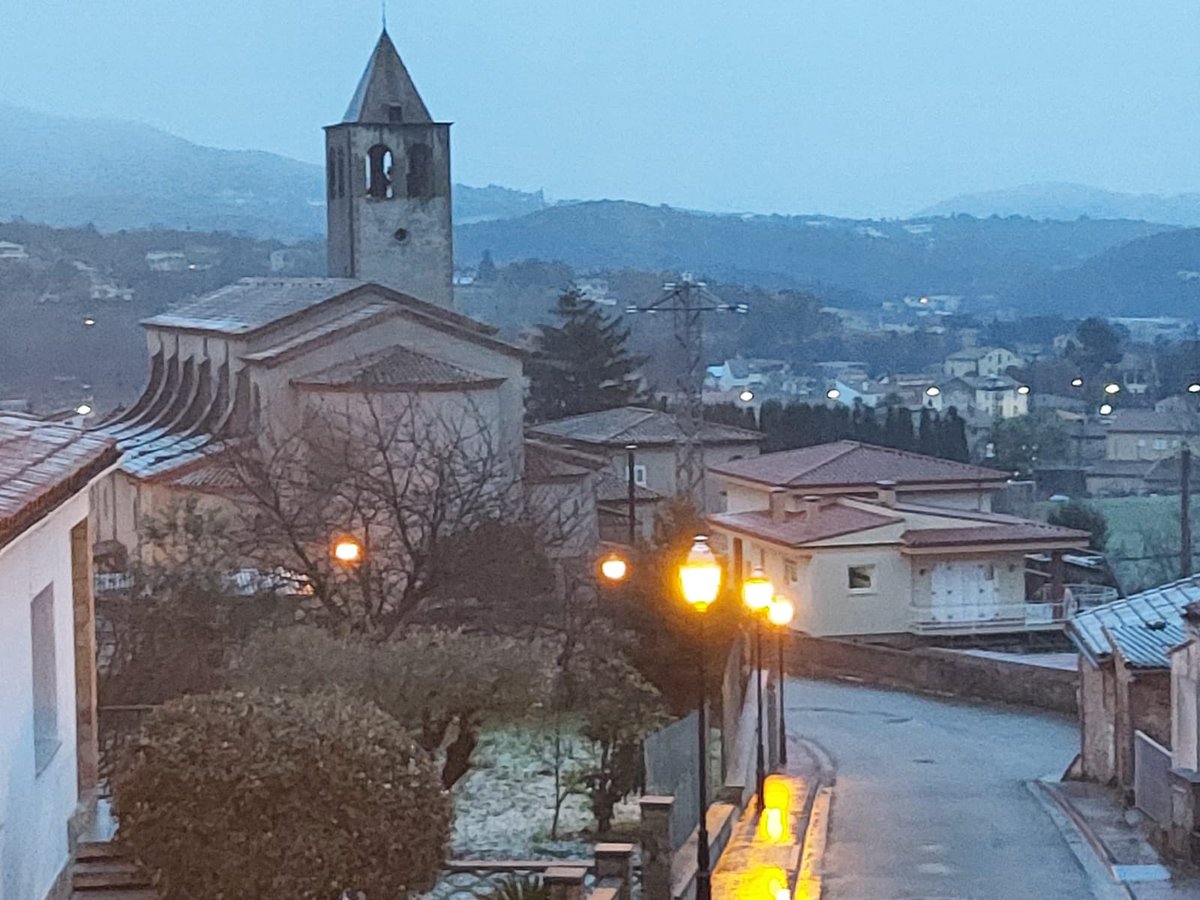 Radiolot's tweet photo. 📸 Així es desperta #Olot i la #Garrotxa!

Utilitza l’etiqueta #NevadaRadiolot amb les teves fotografies. Recollirem les millors imatges

#Filomena #Neu https://t.co/iBnHNcDuAl